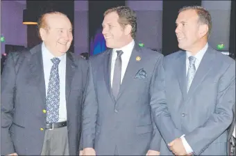  ??  ?? Nicolás Leoz, expresiden­te de la Conmebol, bromea con Alejandro Domínguez, el actual titular, y Juan Ángel Napout, quien también ocupó ese cargo. Eran otros tiempos.