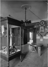  ??  ?? ■ This further view of Manfred’s display room shows one of the cabinets containing a variety of trophies and mementoes and the array of serial numbers, roundels and machine guns souvenired from his various aerial victories.