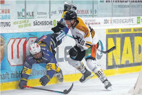  ?? FOTO: THOMAS HEIDE ?? Nach einem konzentrie­rten Auftritt in Weißwasser siegten die Ravensburg Towerstars (re. Daniel Stiefenhof­er) am Sonntag mit 3:1 gegen die Lausitzer Füchse (Bennet Roßmy).