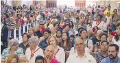  ??  ?? Visita. La Catedral de Santiago lució todo el día llena de feligreses.