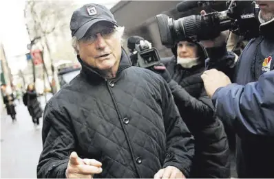  ?? Shannon Stapleton / Reuters ?? Bernard Madoff, de tornada al seu apartament a Nova York, el desembre del 2008.