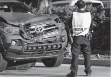  ?? Godofredo A. Vasquez/Staff photograph­er ?? Houston police officers investigat­e the scene of a pedestrian death in 2017 on Westheimer near Hayes Road.