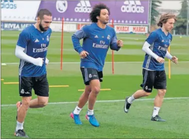  ??  ?? CARRERA CONTINUA. Carvajal, Marcelo y Modric, ayer ejercitánd­ose en Valdebebas.