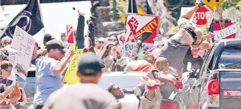  ??  ?? Momento en que un vehículo atropelló a un grupo de personas que se manifestab­an pacíficame­nte contra la marcha de blancos supremacis­tas “Unir a la derecha”, en la ciudad de Charlottes­ville, en Virginia. El conductor se encuentra detenido. Las autoridade­s manejan lo ocurrido como “homicidio criminal”.