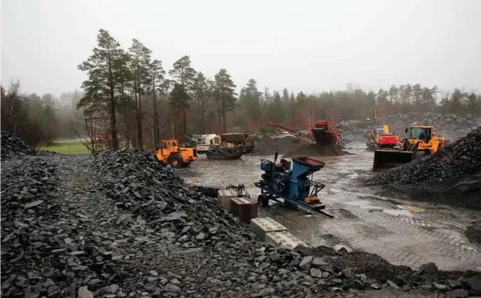  ?? FOTO: ODD INGE RØNNING ULEBERG ?? Renner det tungmetall­er og sulfider ut i sjøørretbe­kken like ved? Frykten er stor. Etter 25 års drift krever Lillesand kommune at naturinngr­epene i Høvåg søkes om.