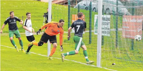  ?? FOTO: RERO ?? Benjamin Jörg (rechts) netzt zum 1:0 für den SV Achberg. Am Ende besiegt der Tabellenzw­eite der FKreisliga A2 die TSG Ailingen mit 3:1.