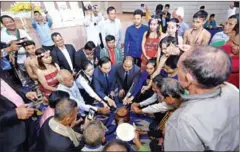  ?? HEAN RANGSEY ?? Members of several indigenous groups take part in a ceremony at a national consultati­ve seminar on Thursday.