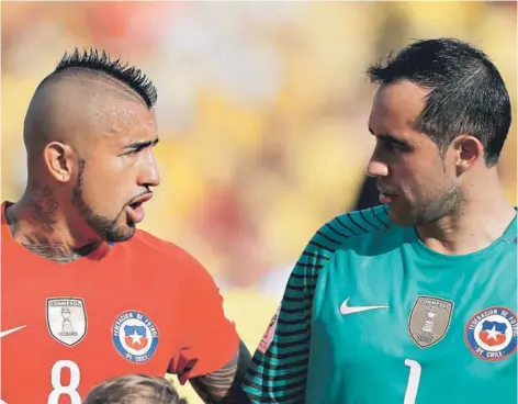  ??  ?? ► Vidal y Bravo, durante un partido de la Roja.