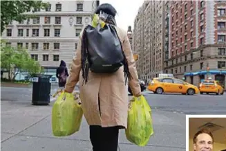  ??  ?? Cambio di abitudini Le borse di plastica a NY erano gratis: ora non più. A fianco, Cuomo e de Blasio.