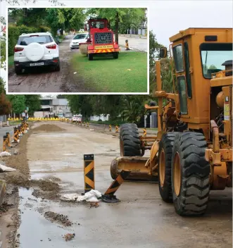  ?? Photos: Alida de Beer ?? The Davidson Road side of Caledon Street has been closed again and the road surface lifted up after completion of the road works. INSET: Motorists have to drive on the pavements to get to the library and church.