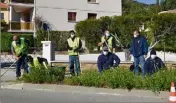  ?? (Photo F. B.) ?? Les jardiniers travaillen­t à faire « plus belle la ville » !