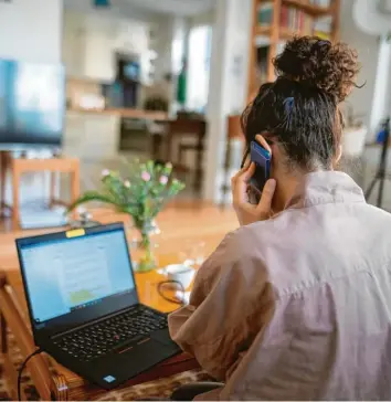  ?? Foto: Sebastian Gollnow, dpa ?? Arbeiten im Homeoffice: Viele mussten oder wollten ihren Arbeitspla­tz in Corona‰Zeiten in die private Wohnung verlagern. Da‰ runter leidet oftmals der Kontakt zu den Kollegen.