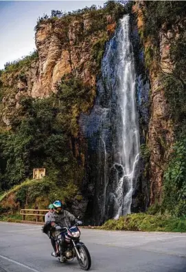  ?? Federico Rios Escobar / New York Times ?? A waterfall along a road near Parque National Natural Purace.