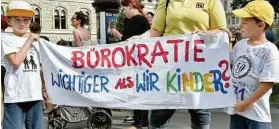  ??  ?? Betroffene Eltern und Kinder protestier­ten vor dem Wiener Rathaus