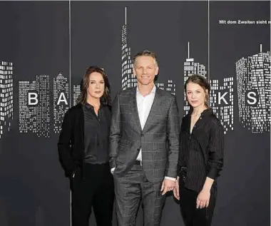  ?? Foto: dpa ?? „Bad Banks“mit den Schauspiel­ern Desirée Nosbusch, Barry Atsma und Paula Beer (v.l.n.r.) war in der Kategorie „Beste Dramaserie“nominiert. Einen Emmy konnte die Serie jedoch nicht einheimsen.