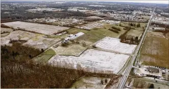  ?? TY GREENLEES / STAFF ?? The future of more than 500 mostly undevelope­d acres west of Lebanon will be mapped out by a Columbus-based consultant. This view shows land looking east toward Lebanon along State Route 63 at McClure Road. The land borders a proposed 1,400-acre...
