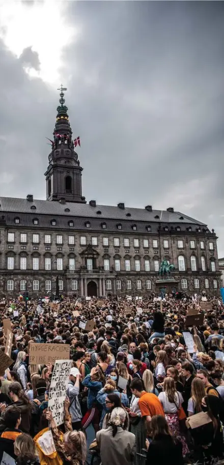  ??  ?? Da ca. 15.000 borgere forsamlede sig til en Black Lives Matter-demonstrat­ion i juni 2020 i København, udløste det efterfølge­nde bekymring for, at coronaviru­s havde bredt sig mellem demonstran­terne.
Foto: Anthon Unger