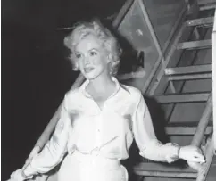  ?? AP/NTB SCANPIX ?? Marilyn Monroe på vei inn til premieren på «Noen har det hett».