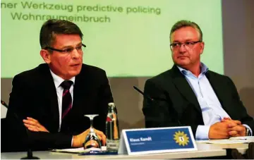  ?? Foto: nd/Ulli Winkler ?? Polizeiprä­sident Kandt und Innensenat­or Henkel (r.) stellen das Computer-Programm vor.