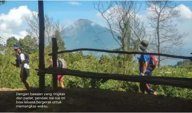  ??  ?? Dengan bawaan yang ringkas dan padat, pendaki tek-tok ini bisa leluasa bergerak untuk memangkas waktu.