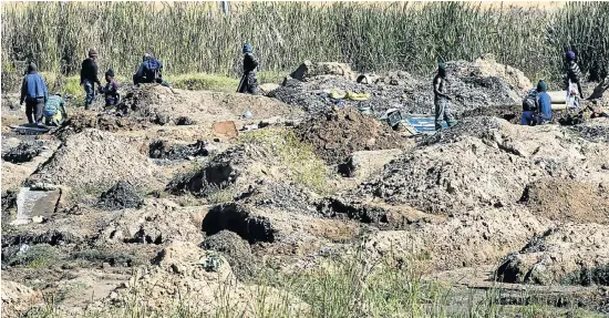  ?? Pictures: PHILL MAGAKOE ?? ’WHAT ELSE MUST I DO?’ Illegal miners pan for gold flakes next to G Hostel on Welkom’s outskirts. They say there are no formal work opportunit­ies in their home countries