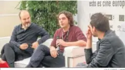  ?? LOLO VASCO / SEFF ?? Alejandro Salgado y Oskar Alegría conversan con Javier H. Estrada.