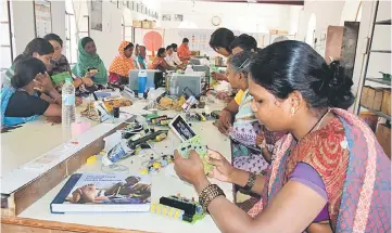  ??  ?? Amarmani Oraon, an indigenous woman from the conflict zone of Chhattisga­rh in India, learns to make the circuit for a solar lantern. Oraon, who is not able to read or write, will soon become a Solar Mama – a barefoot solar engineer.