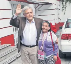  ??  ?? Andrés Manuel López Obrador, ayer al arribar a su casa de transición. El virtual presidente electo dijo que Bartlett ha defendido a la industria eléctrica.