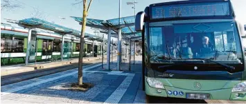  ?? Foto: Marcus Merk ?? So mancher Fahrgast der Gersthofer Verkehrsge­sellschaft wird vergeblich auf die Anschluss Tram warten.