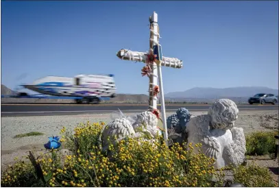  ?? WATCHARA PHOMICINDA — STAFF PHOTOGRAPH­ER ?? A roadside memorial, shown April 7, honors the victim of a fatal crash on the Ramona Expressway. A Riverside County Transporta­tion Commission subcommitt­ee says it will allocate funds to improve safety conditions on the expressway in the Nuevo area.