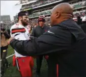  ?? FRANK VICTORES — THE ASSOCIATED PRESS ?? Baker Mayfield greets Bengals special assistant Hue Jackson after the Browns’ victory in Cincinnati on Nov. 25.