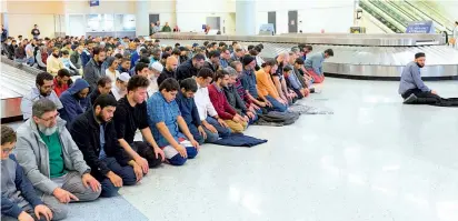  ?? FOTO ?? Durante los últimos días y en distintos aeropuerto­s de Estados Unidos, los musulmanes de ese país han protestado contra el decreto, como ocurrió ayer en el de Dallas/Fort Worth.