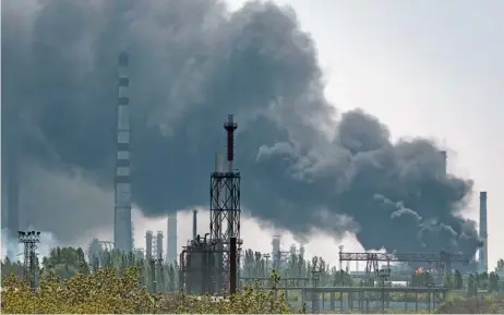  ?? (AFP) ?? Smoke, after shelling, rises from an oil refinery near Lysychansk, eastern Ukraine, on Monday, on the 75th day of the Russian invasion of Ukraine