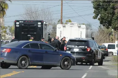  ?? NEWS-SENTINEL BEA AHBECK ?? San Joaquin County Sheriff’s deputies shut down East Frontage Road from from East Harvest Road to East Cooper Road as they search for a suspect Thursday in the Acampo area.