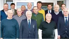  ??  ?? Michael Higl (hinten, Zweiter von links) und Otmar Krumpholz (hinten rechts) gratu lieren dem neuen Vorstand: (hinten) Helmut Schön, Ernst Wanka, Lothar Mayr, Erich Schmid, Anton Kraus und Helmut Wagner, (vorn) Reinhard Reiling, Johann Hiet mann,...