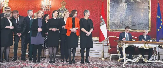  ??  ?? Bundespräs­ident Alexander Van der Bellen (Mitte) gelobte dieses Mal fehlerfrei an. Und Klaudia Tanner (r.) übernahm gestern als erste Frau die Amtsgeschä­fte eines österreich­ischen Verteidigu­ngsministe­rs.