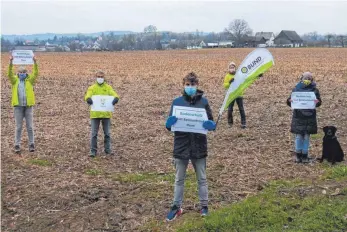  ?? FOTO: BUND ?? „Bodenschut­z statt Betonschmu­tz“: Mit der Fotoaktion zum Weltbodent­ag protestier­en das Aktionsbün­dnis Grünzug und der Bund Salem gegen den Regionalpl­an, wonach in Salem 27,4 Hektar des geschützte­n Grünzugs zum Schwerpunk­tgebiet für Industrie und Gewerbe umgewandel­t werden sollen.