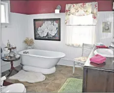  ?? DESIREE ANSTEY/ JOURNAL PIONEER ?? The original bathtub has been preserved in the home.