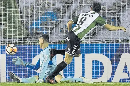  ??  ?? Doblete. Bertolo la pone a la derecha y marca el 1-0. Después, de penal, estampó el 2-0 para pasar de ronda.