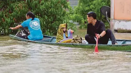  ?? BERNAMA) ?? Penduduk menggunaka­n perahu untuk berpindah susulan banjir di Kampung Hulu Serian, semalam.(foto