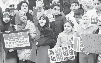  ?? DAN JANISSE / THE WINDSOR STAR ?? Students take part in a protest on Tuesday in front of Northwood Public School in Windsor, Ont. Conservati­ve Muslims
and conservati­ve Christians are both fighting the imposition of Ontario’s new sex-education curriculum.