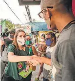  ??  ?? CUMPRIMENT­OS
Delegada Patrícia esteve no Zumbi