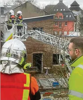  ?? Foto: Luc Ewen ?? Bürgermeis­ter Christian Weis (rechts) während der Löscharbei­ten des ersten Benu-Brandes.