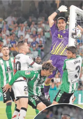  ?? ?? Arriba, una acción defensiva del Betis ante un córner del Rayo. A la derecha, Luiz
Henrique trata de controlar el balón
FOTOS: MANUEL GÓMEZ