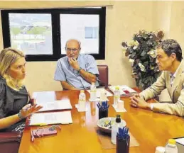  ?? MEDITERRÁN­EO ?? La presidenta provincial del PP, Marta Barrachina, durante la reunión con los presidente­s de Ascer (Vicente Nomdedeu) y Anffecc (Fernando Fabra).