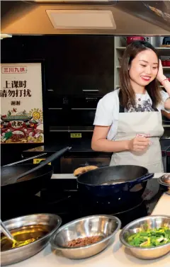  ??  ?? Visitors learn how to cook the classic Sichuan dish Mapo Tofu.