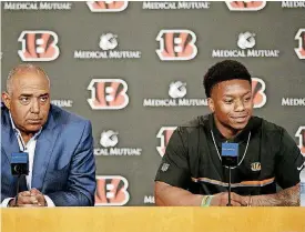  ?? [AP PHOTO] ?? Cincinnati Bengals running back Joe Mixon, right, speaks with Bengals coach Marvin Lewis during his introducto­ry press conference Saturday. Mixon will be competing with Jeremy Hill for playing time.