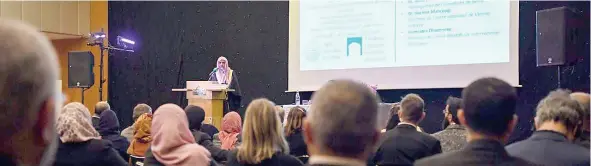  ??  ?? الشيخ العيسى يلقي كلمته في الجلسة االفتتاحية في الملتقى الذي شهد حضورا من كبار الشخصيات الدينية والفكرية واألكاديمي­ة حول العالم في جنيف.