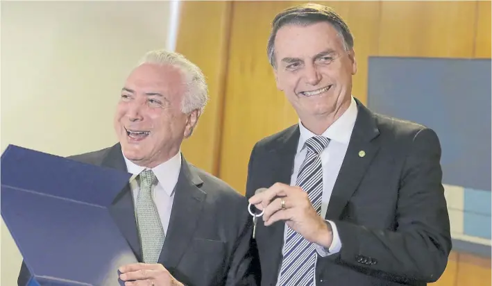  ?? AP ?? Encuentro. Michel Temer entrega a Jair Bolsonaro la llave simbólica del gabinete de transición. Bolsonaro tuvo ayer otras entrevista­s para la formación de su equipo de gobierno.