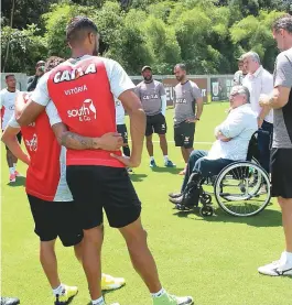  ??  ?? Agenor Gordilho conversa com os jogadores antes do treino na Toca